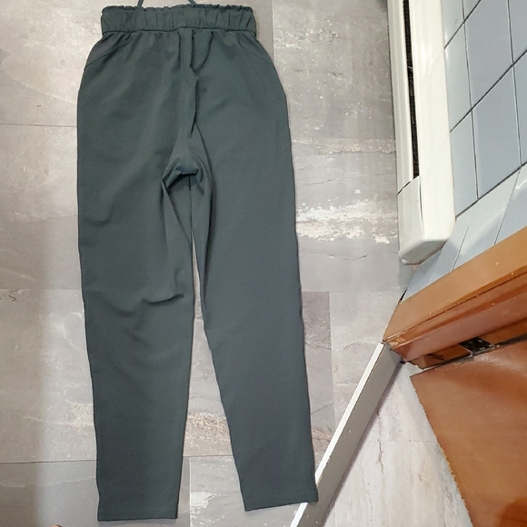 Lululemon Stretch High-Rise Pant 7/8 Length. 27" Inseam. Green. Size 2. - Picture 10 of 11